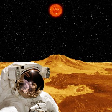 Garip güneş dışı gezegende poz veren astronot. Elementler 