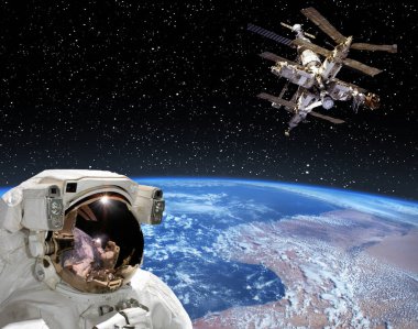 Astronot uzay istasyonuna bakıyor. Bu görüntünün öğeleri