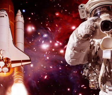 Kamera ve roket (mekik) ile Astronot. Bunun unsurları