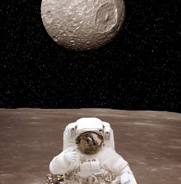 Güneş dışı gezegendeki astronot. T üzerinde garip taşlı manzara