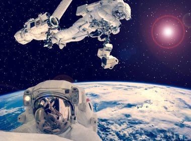 Astronot uzay yürüyüşü. Arka planda diğer astronotlar. Uzay scen