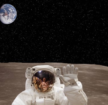 Güneş dışı gezegen ve astronot. Arkadaki diğer gezegen