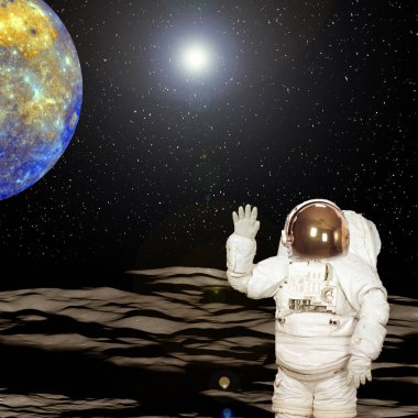 Garip güneş dışı gezegende poz veren astronot. Elementler 