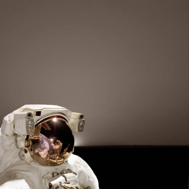 Uzay adamı yabancı gezegende yürüyor. Bu görüntünün elemanları f