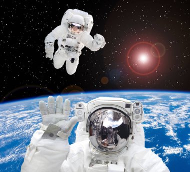 Uzay yürüyüşü. Farklı astronotlar. Uzay. Dünya. Öğe