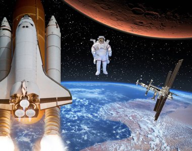 Roket dünyadan Mars'a uçuyor. Uzakta ki astronot. Bu, 