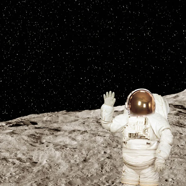 Astronaute à la surface de la lune. Éléments de cette image meublés — Photo
