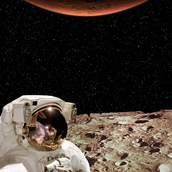 Astronauta posando contra planeta alienígena. Os elementos desta imagem — Fotografia de Stock