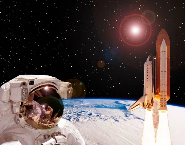 Astronaut stirrade på raketen som flyger från jorden. Den Elem — Stockfoto