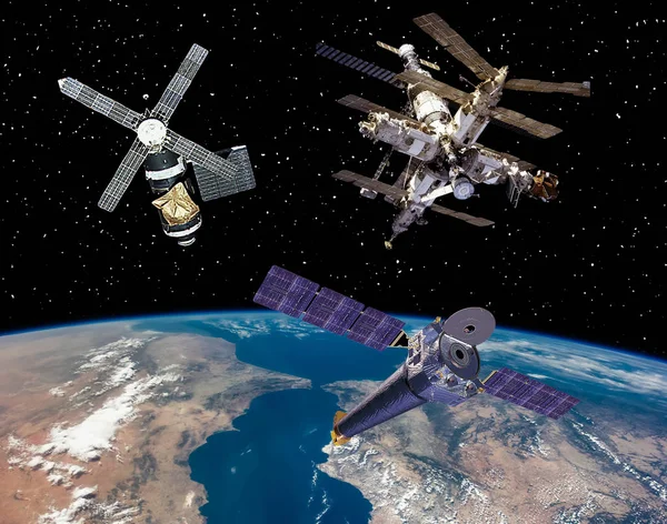 Satelita i statki kosmiczne. Elementy tego obrazu umeblowane b — Zdjęcie stockowe