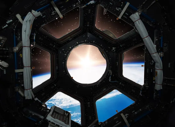 Belo nascer do sol do espaço. Vista da nave espacial. Elementos de — Fotografia de Stock