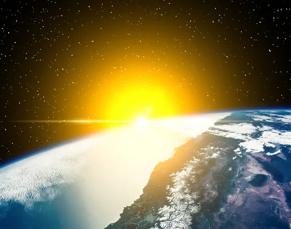 Планета Земля і захоплюючий схід сонця. Елементи цього зображення — стокове фото