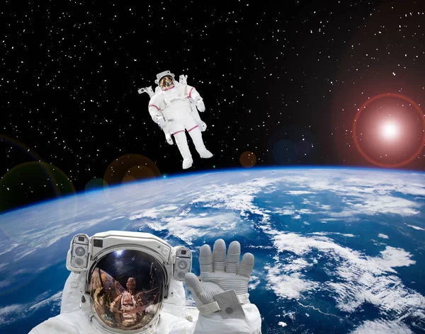 Astronauter som flyger i yttre rymden. Rymd scenen. Elementen i t — Stockfoto