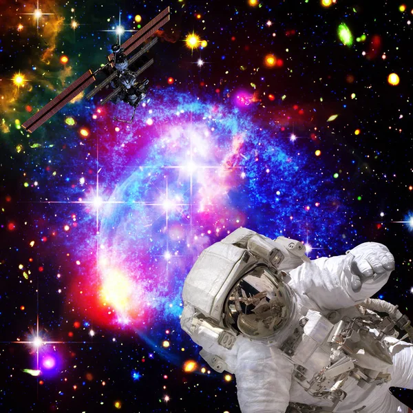 Astronaut vliegt in de ruimte. De elementen van deze afbeelding gemeubeld b — Stockfoto