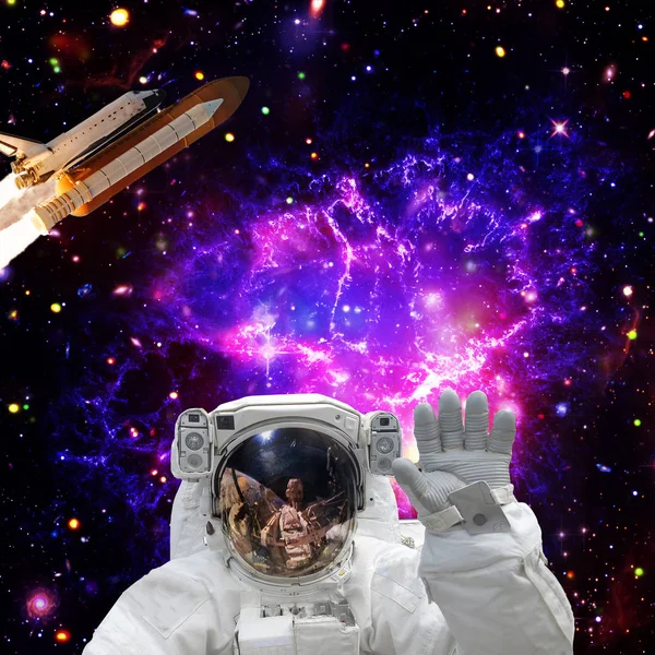 Astronaute posant. Une fusée en toile de fond. Les éléments de cette i — Photo