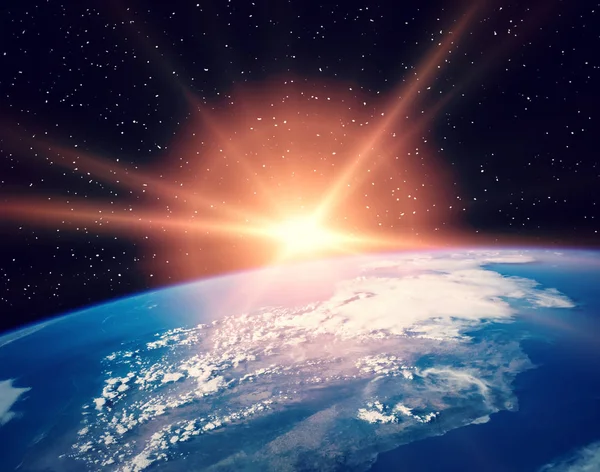 Jorden från rymden under en soluppgång. Elementen i denna bild Fu — Stockfoto