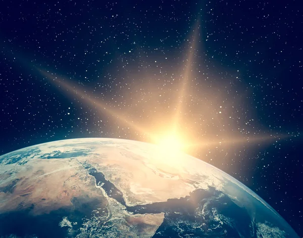 Dünya gezegeni ve büyüleyici gün doğumu. Bu görüntünün öğeleri