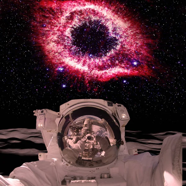 Astronauten på exoplanet planeten. Konstiga steniga landskap på t — Stockfoto