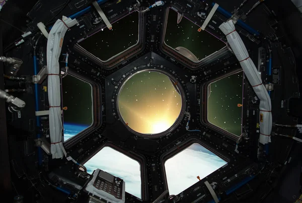 Faszinierender Sonnenaufgang auf der Erde. Raumschiff-Fenster-Ansicht. Elemente der — Stockfoto