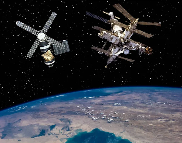 Deux stations spatiales au-dessus de la terre. Les éléments de cette image f — Photo