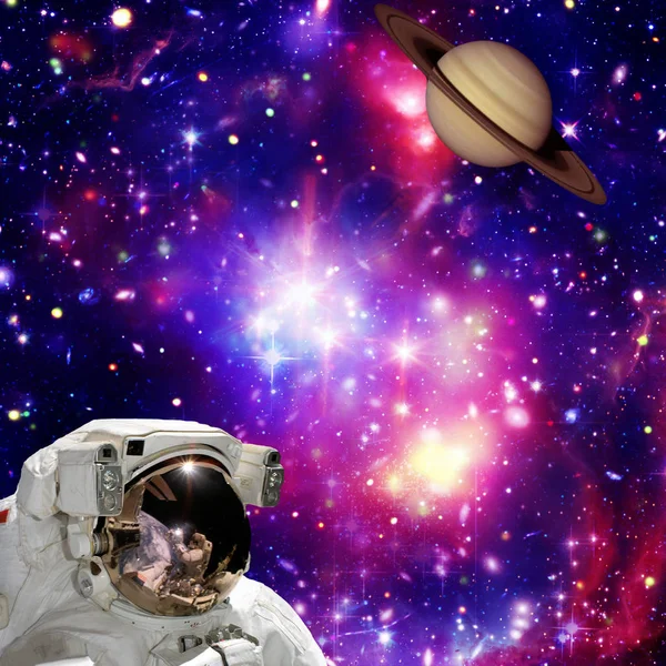 Astronaut looking at the planet against space. The elements of t — Stock Photo, Image