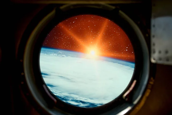 Salida del sol, vista desde la nave espacial. Elementos de esta imagen amueblada b — Foto de Stock