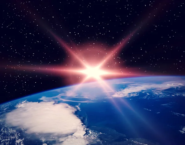 空间和日出。这张由美国宇航局提供的图像的元素. — 图库照片