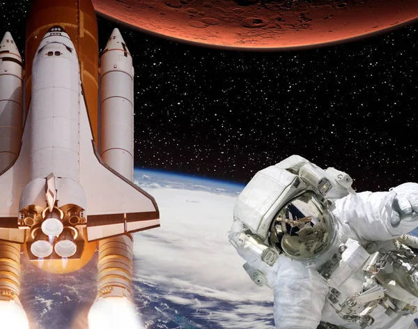 Rakieta leci z ziemi na Marsa. Astronauta w kosmosie. E — Zdjęcie stockowe