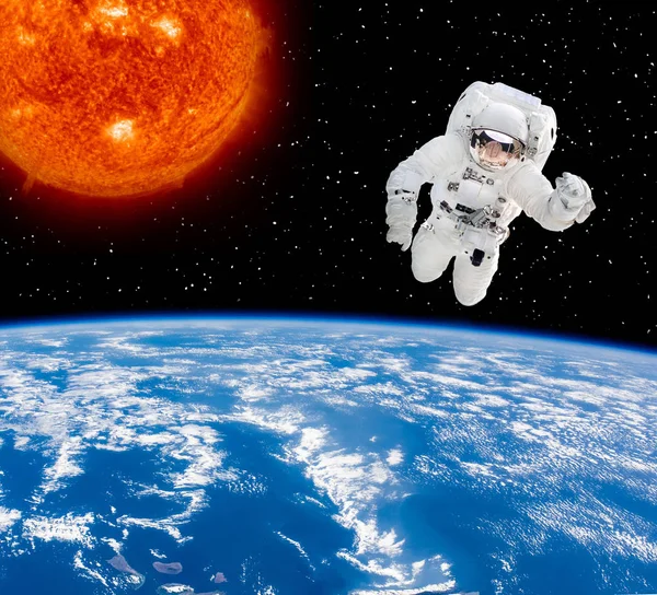 大太阳和宇航员在太空中飞行。此元素 — 图库照片