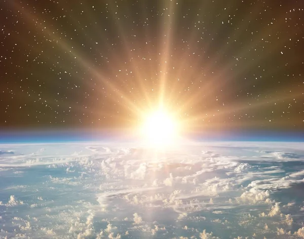 Napfelkeltét és a csillagok. Elemeit a kép által szolgáltatott NASA. — Stock Fotó