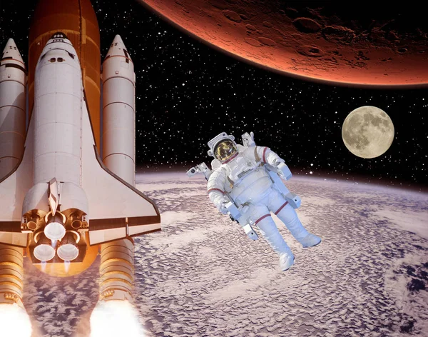 Rocket flies from earth to Mars. Astronaut and moon in the dista — Stock Photo, Image