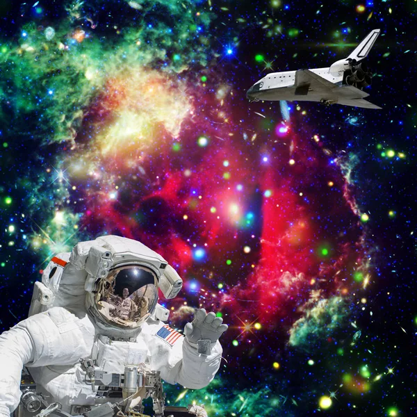 Astronauten i yttre rymden. Shuttle på bakgrunden. Elementen — Stockfoto