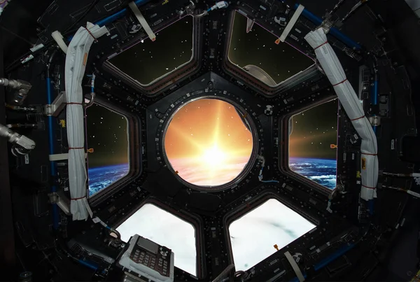Fascinating sunrise on earth. Spaceship window view. Elements of — Stock Photo, Image