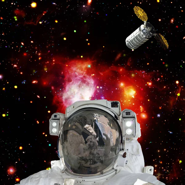 Astronot galaksilere ve yıldızlara karşı poz vermek. Uzay. El — Stok fotoğraf