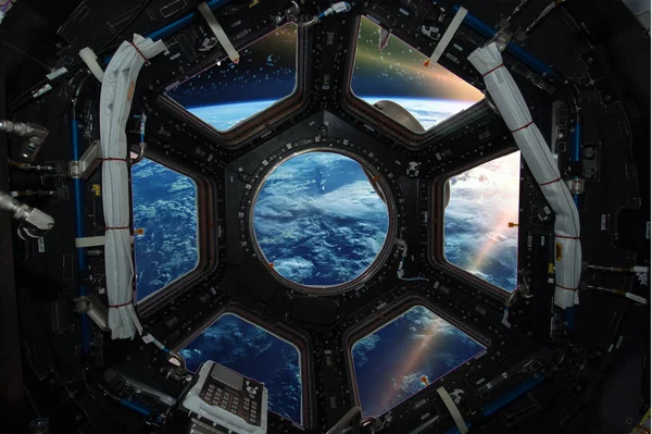 Fascinante nascer do sol na Terra. Vista da janela da nave espacial. Elementos de — Fotografia de Stock