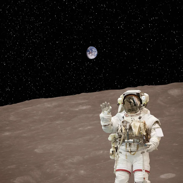 Astronot ayda poz. Bu görüntünün öğeleri