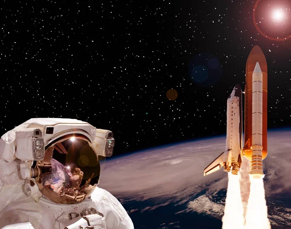 Astronaut stirrade på raketen som flyger från jorden. Den Elem — Stockfoto