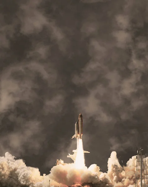 Flygande raket. Elementen i denna bild möblerad av NASA. — Stockfoto