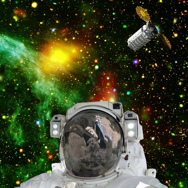 Astronaut poserar mot galaxer och stjärnor. Yttre rymden. The El — Stockfoto