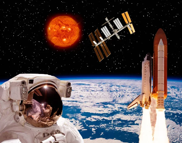 Astronauten tittar på rymdstationen. Elementen i den här bilden — Stockfoto