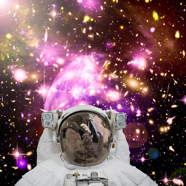Närbild av astronaut. Galaxen på bakgrunden. De delar av — Stockfoto