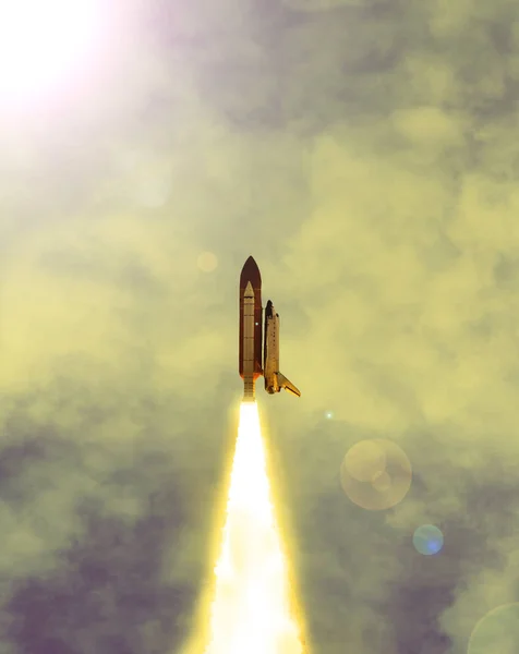 ロケットリフトオフ。この画像の要素は、NASAによって提供されました. — ストック写真