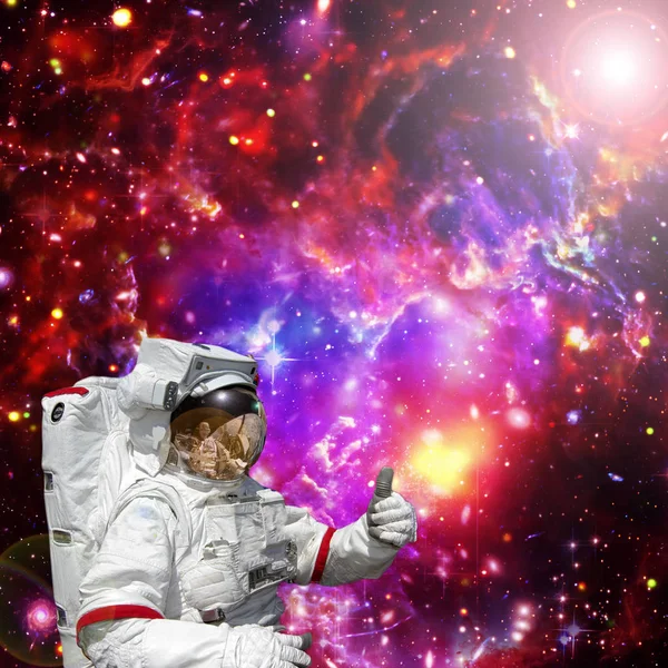 Астронавт дает большой палец вверх против космоса, галактик и звезды — стоковое фото