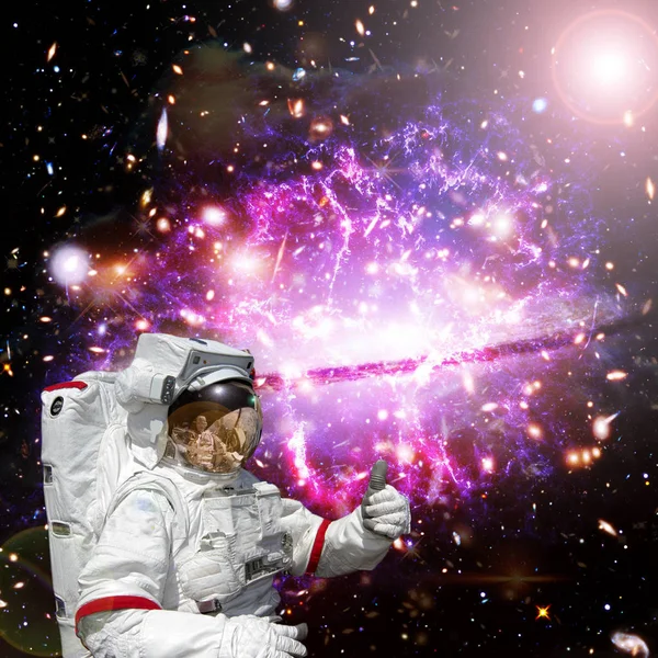 Astronaut gibt Daumen hoch gegen Weltraum, Galaxien und Sterne — Stockfoto