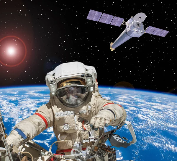 Űrhajós és űrhajó a föld felett. A kép elemei — Stock Fotó
