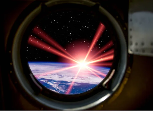 日の出のゴージャスな眺め。宇宙船の窓この要素 — ストック写真