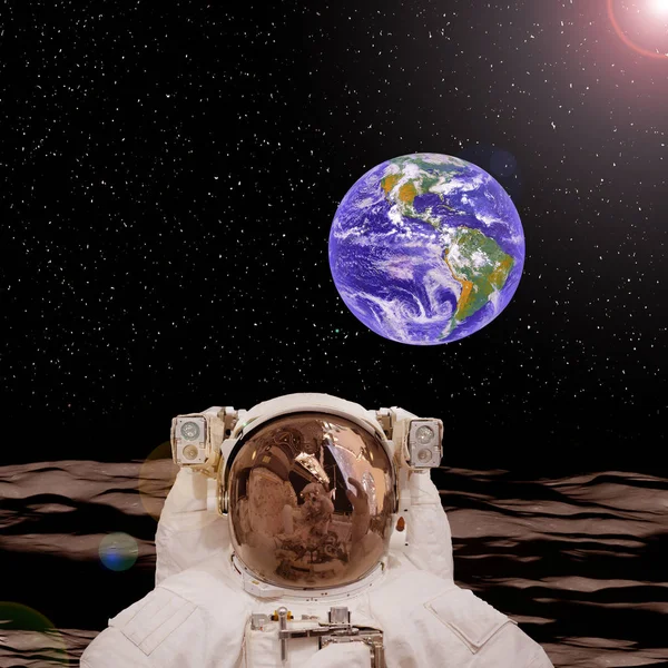 Crateras, superfície do planeta. Lua. Astronauta em pé contra câmera — Fotografia de Stock