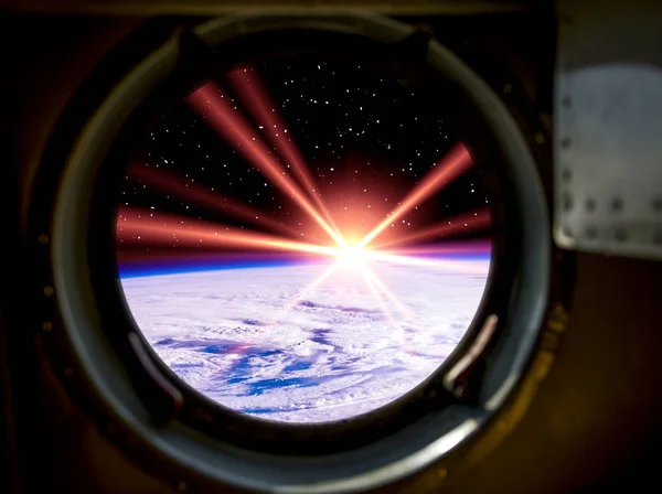 Uzaydan güzel gün doğumu. Uzay aracından bakın. Elemanları — Stok fotoğraf
