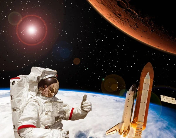 Astronauten visar tummen upp om att flyga till mars. Raket flyga — Stockfoto