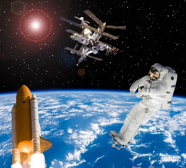 Raket, astronaut och rymdstationen ovanför jorden. Elementet — Stockfoto
